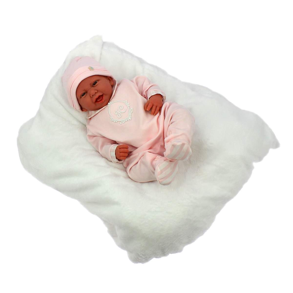 Una muñeca bebé yace sobre una manta blanca y esponjosa. Lleva un conjunto rosa y un gorro a juego. La muñeca tiene una expresión sonriente.