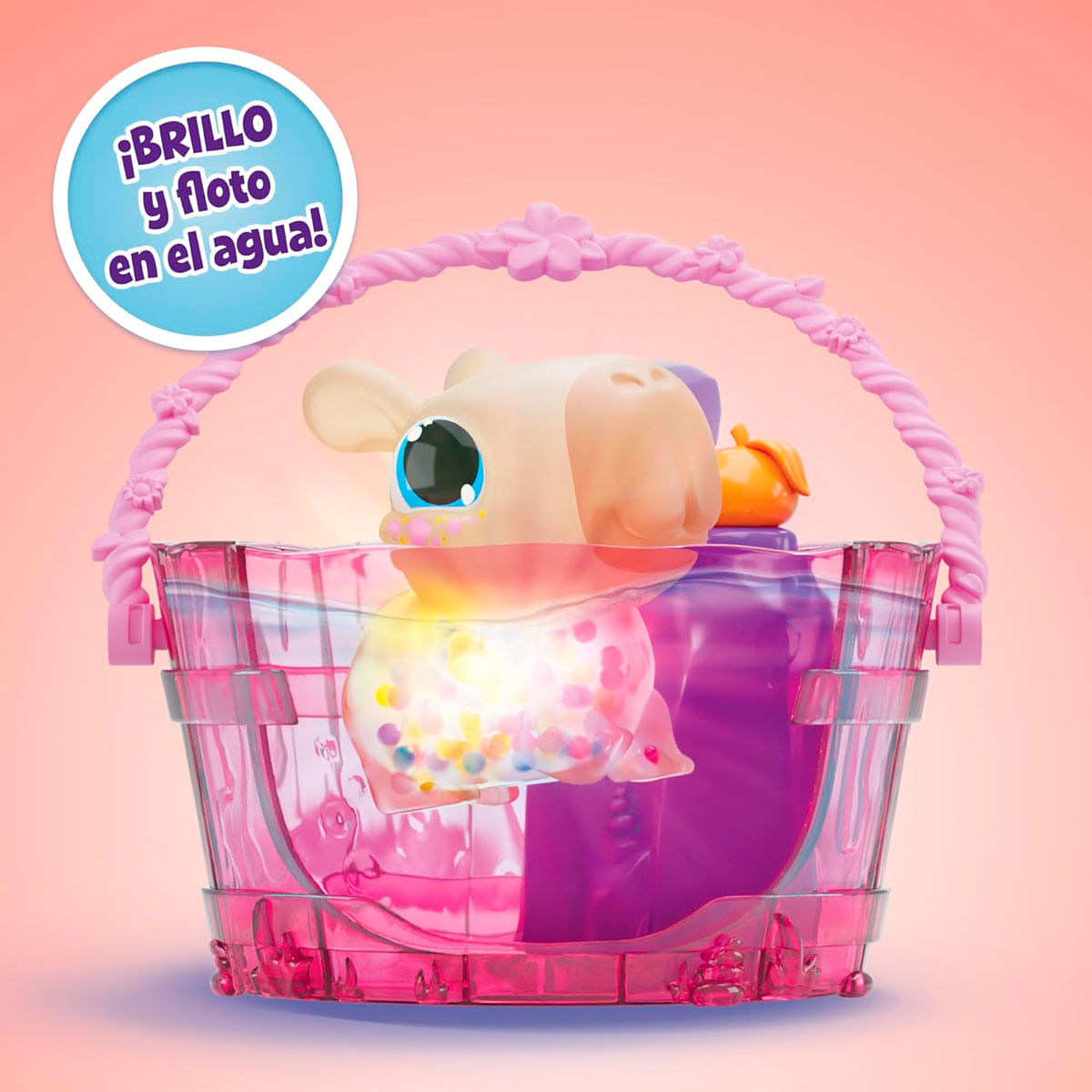 Un animal de juguete en un cubo rosa con asa. El animal tiene ojos azules y está en agua con esferas de colores.