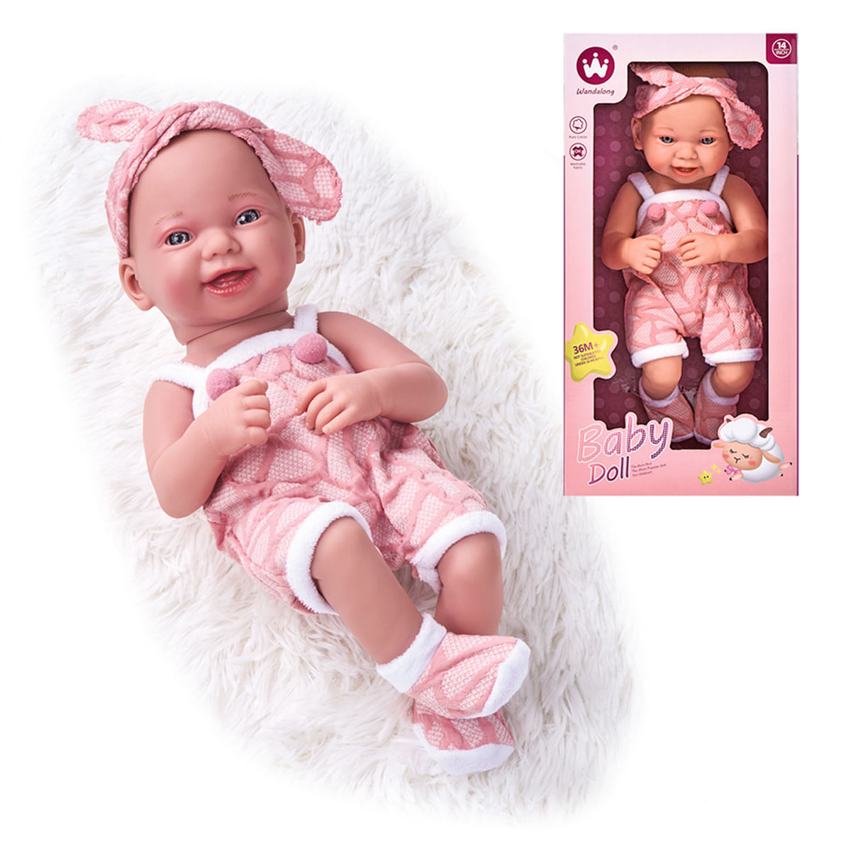 Una muñeca bebé con mameluco y diadema rosa yace sobre una superficie blanca y esponjosa, con una caja que muestra la muñeca.