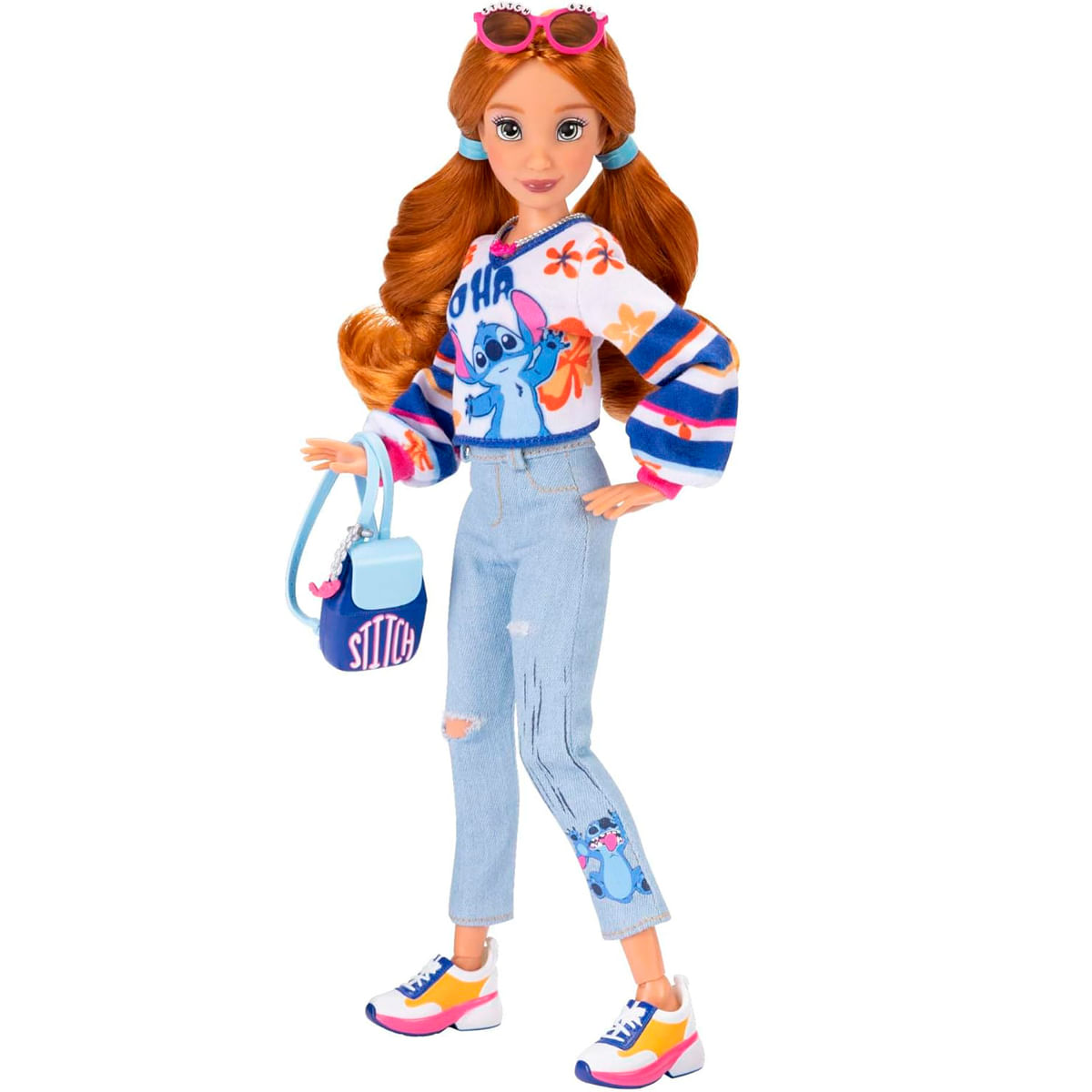 Una muñeca con pelo rojo, gafas rosas y un atuendo de Stitch, sosteniendo una pequeña mochila azul. Lleva vaqueros y zapatillas.
