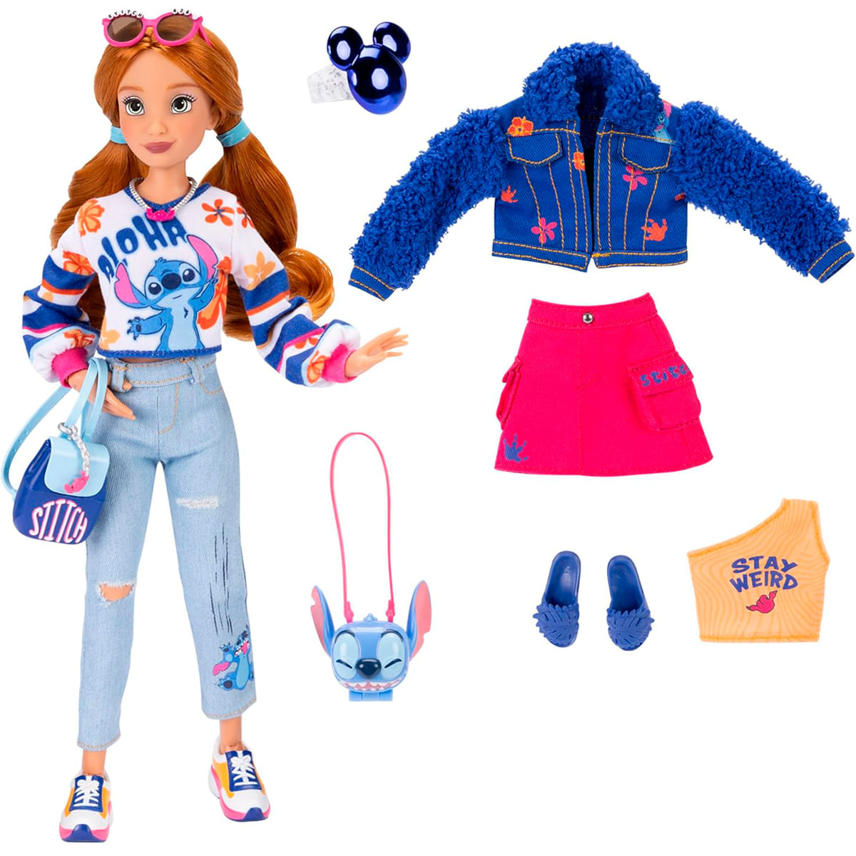 Una muñeca pelirroja, con una camisa blanca con Stitch, jeans azules y zapatillas. Accesorios incluyen chaqueta, falda, bolso y zapatos.