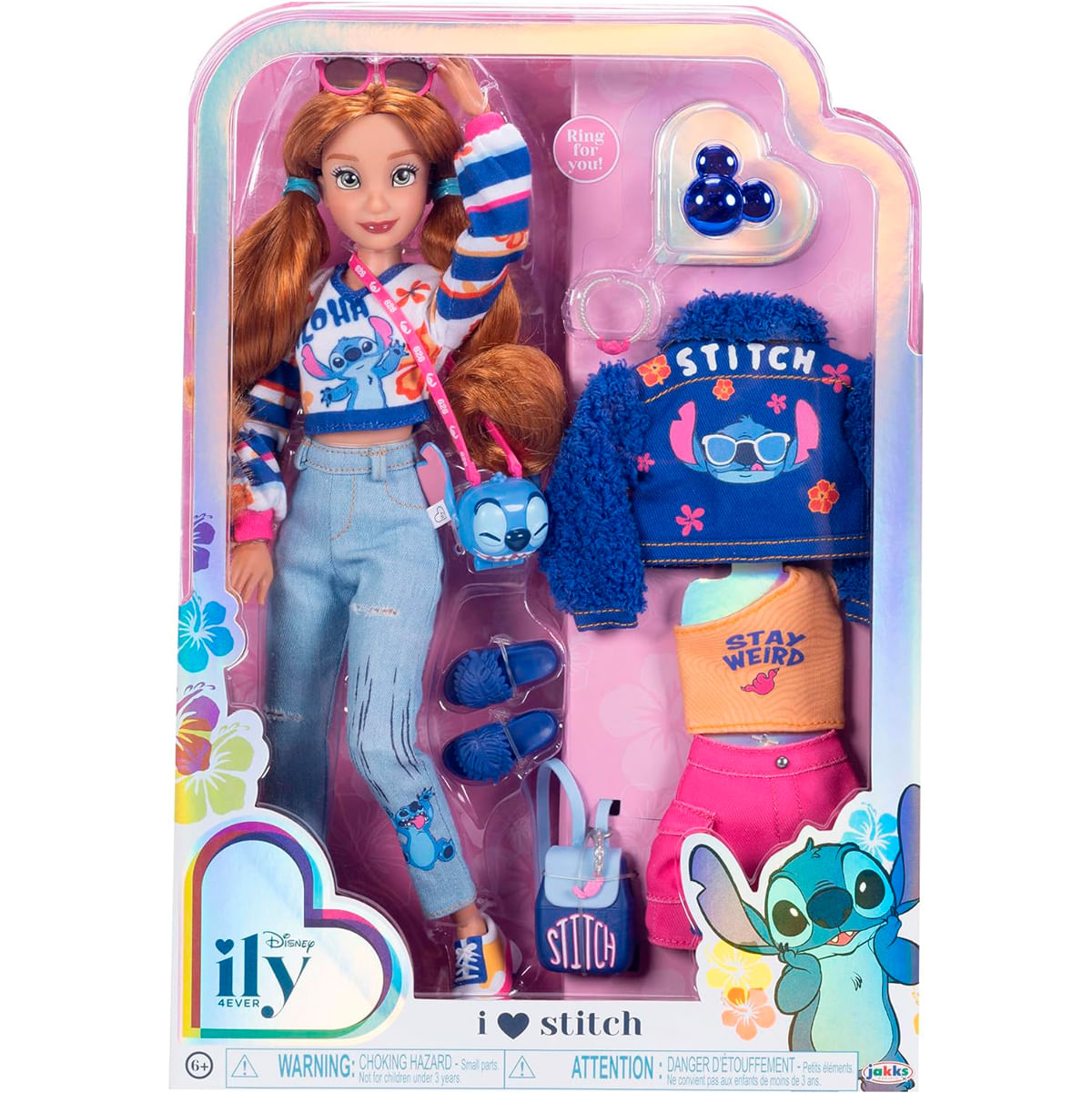 Una muñeca con pelo rojo y dos coletas está en una caja. Tiene ropa y accesorios temáticos de Stitch. El fondo muestra ropa adicional.