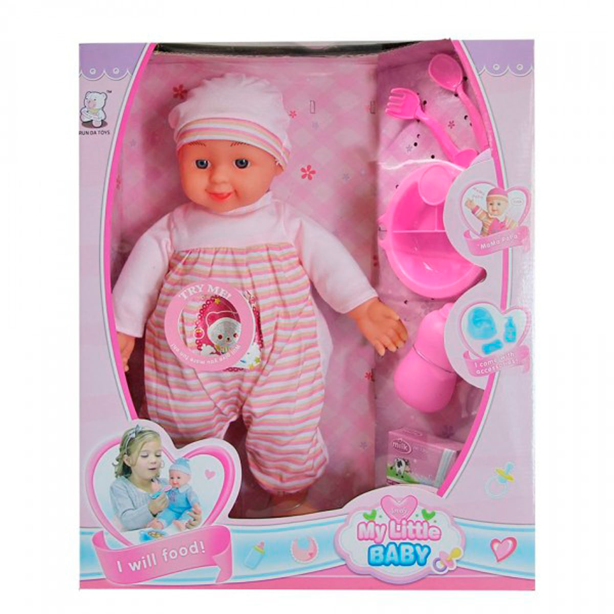 Una muñeca bebé en una caja rosa. La muñeca lleva un gorro y un traje a rayas. Accesorios: biberón, cuchara y cuenco.