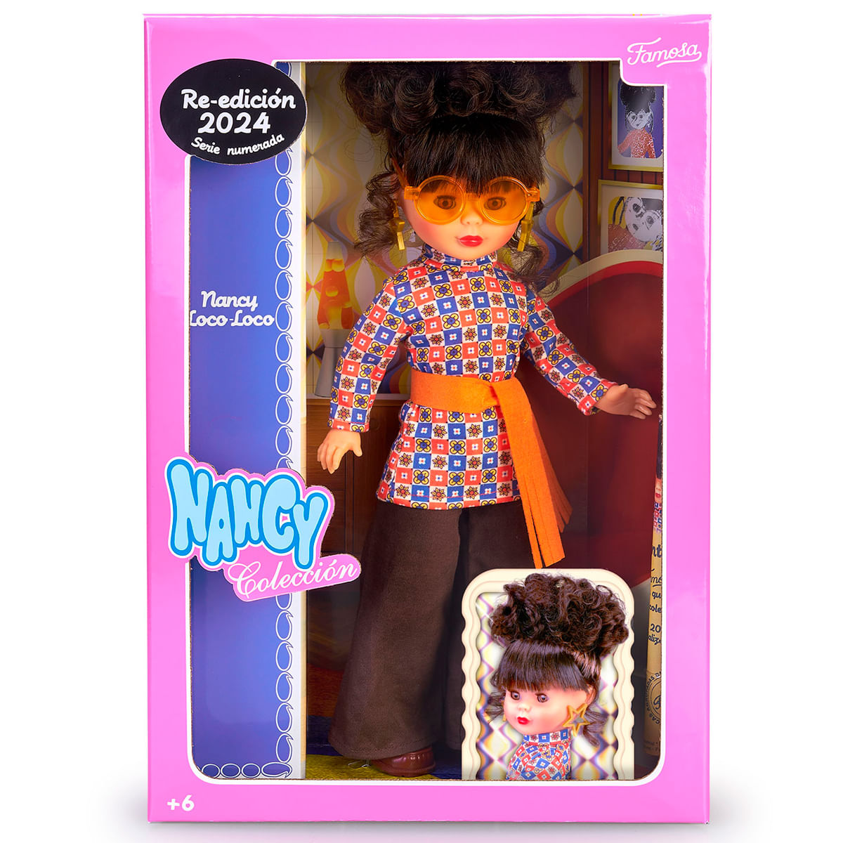 Una muñeca Nancy en una caja. Lleva gafas de sol naranjas, una blusa estampada, pantalones marrones y una faja naranja. La caja es rosa con el logo de Nancy.