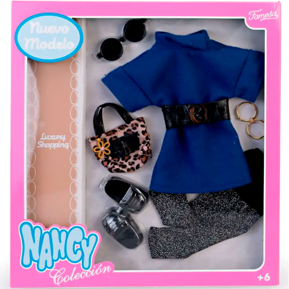 Un conjunto de ropa de muñeca. Incluye un vestido azul, cinturón negro, bolso, gafas de sol, zapatos y pantalones. En una caja rosa, 'Nancy Colección'.