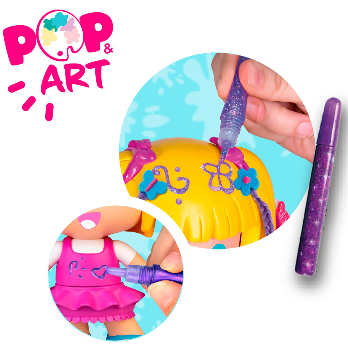 Una muñeca Pop Art se decora con pegamento de purpurina morado. La muñeca tiene cabello amarillo y un vestido rosa. Una mano sostiene un bolígrafo de pegamento.