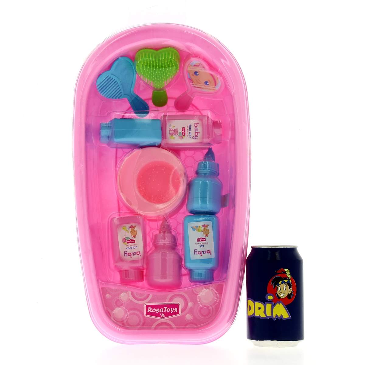 Un juego de baño para bebés de juguete rosa con una lata de refresco. El juego incluye una bañera, cepillo, jabón y biberones. La lata es azul con una cara de dibujos animados.