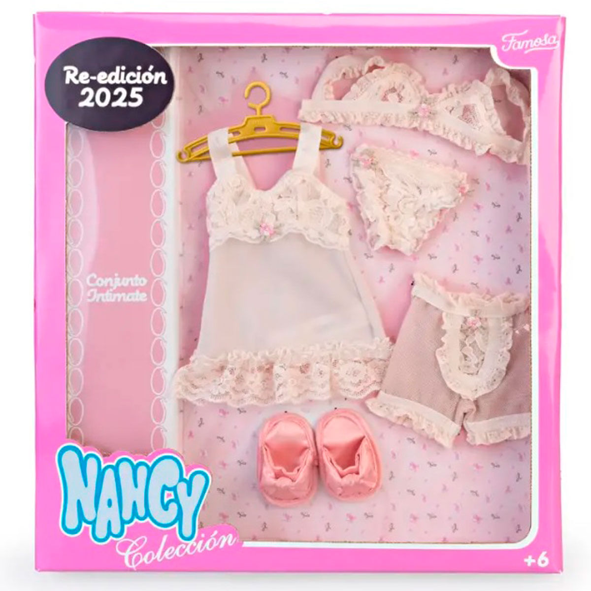Un conjunto íntimo para muñeca en caja. Incluye camisón, sujetador, bragas, shorts y zapatos. La caja es rosa y pone 'Nancy'.