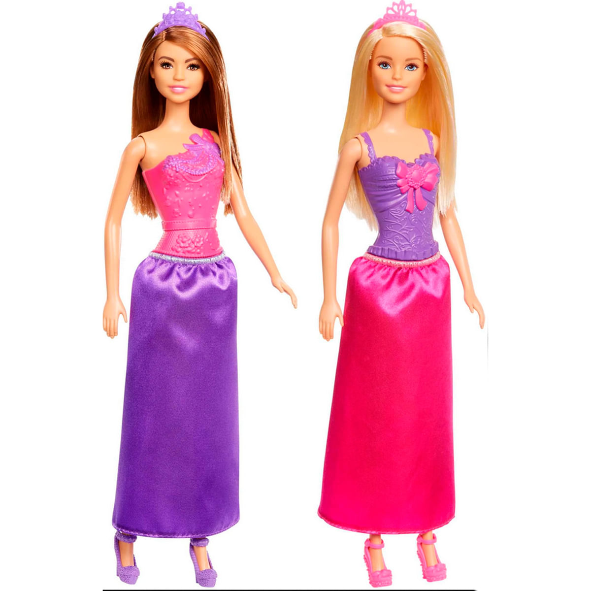 Dos muñecas Barbie con vestidos. Una tiene pelo castaño y un vestido rosa, la otra tiene pelo rubio y un vestido morado. Ambas llevan tiaras.