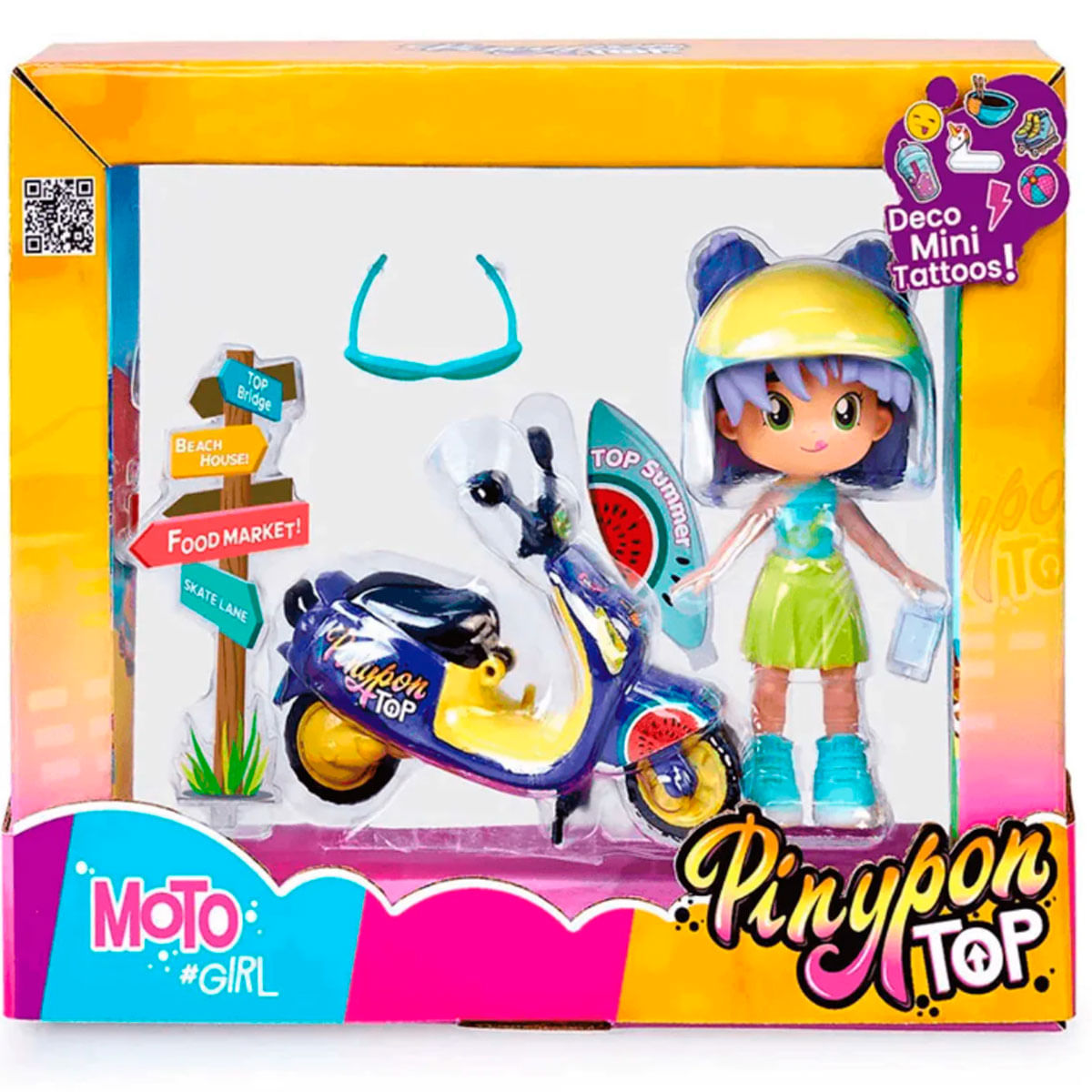 Un juego de juguetes Pinypon con una muñeca, un scooter, gafas de sol y letreros. El scooter es azul y amarillo. La muñeca tiene un casco.