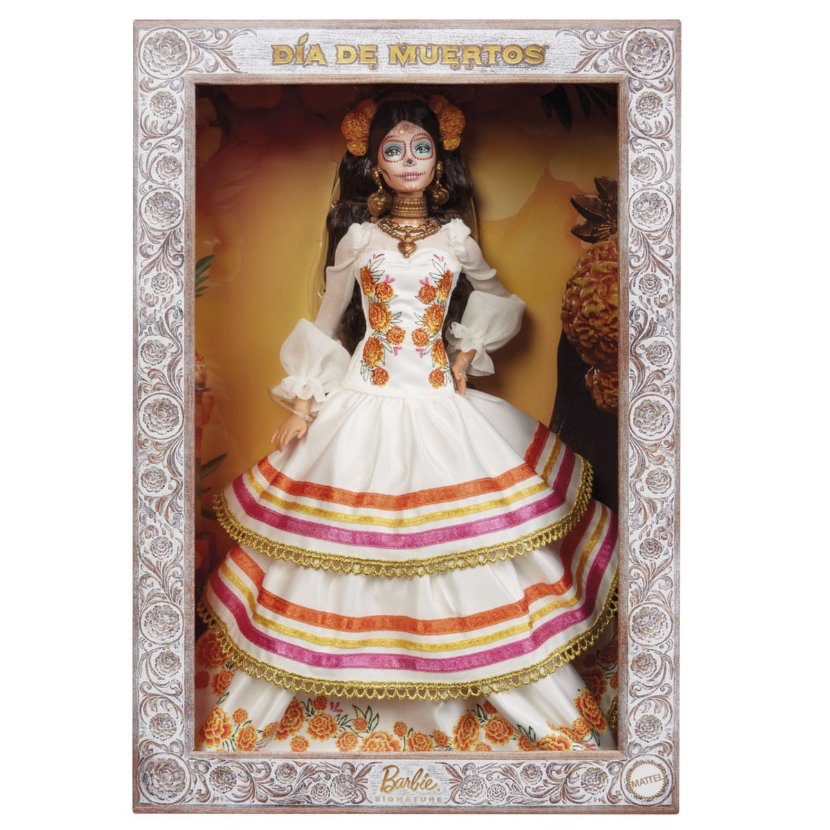 Muñeca Barbie Día de Muertos en una caja decorativa. La muñeca usa un vestido blanco con detalles florales y a rayas, y maquillaje del Día de Muertos.