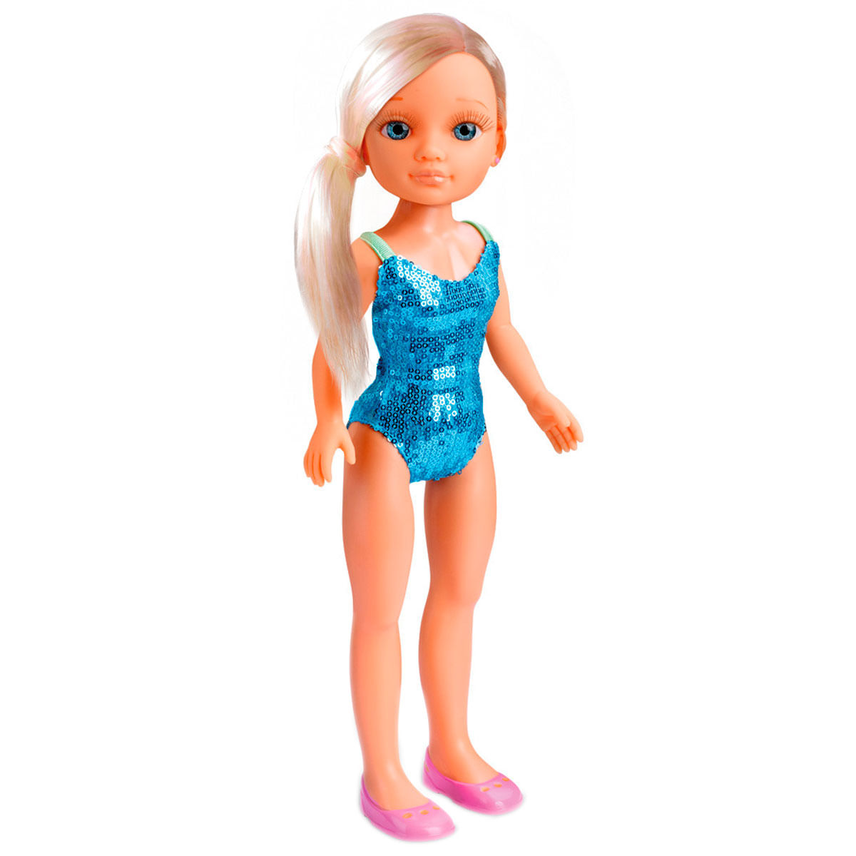 Una muñeca con cabello rubio en una cola de caballo, ojos azules y un traje de baño azul con lentejuelas. Lleva zapatos rosas y está sobre fondo blanco.