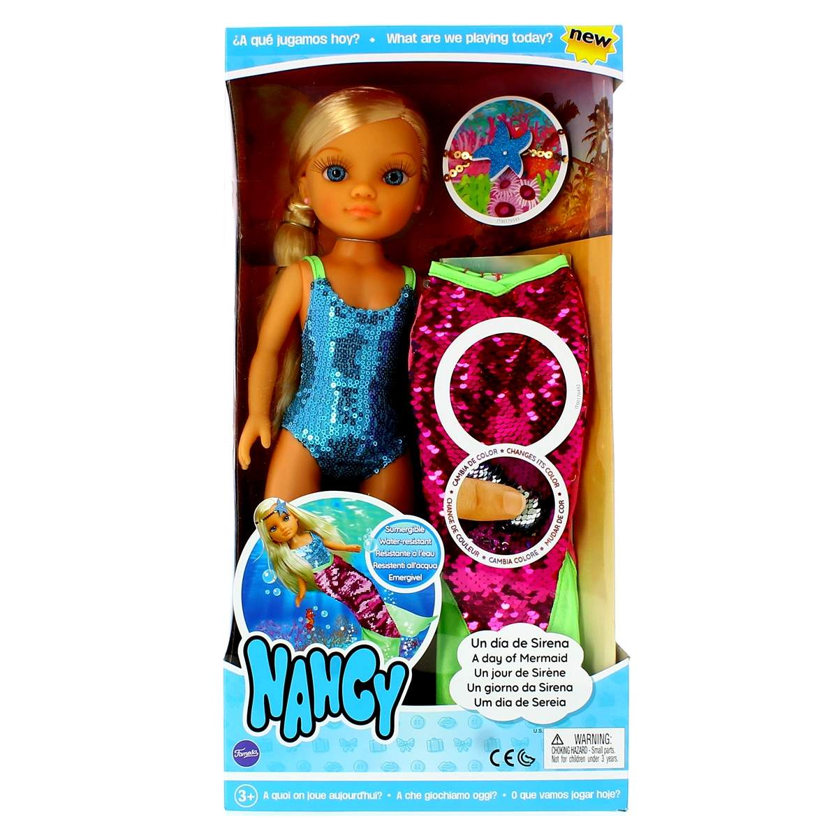 Una muñeca Nancy en una caja. Tiene cabello rubio, ojos azules y usa un traje de baño de lentejuelas azules. Se incluye una cola de sirena.