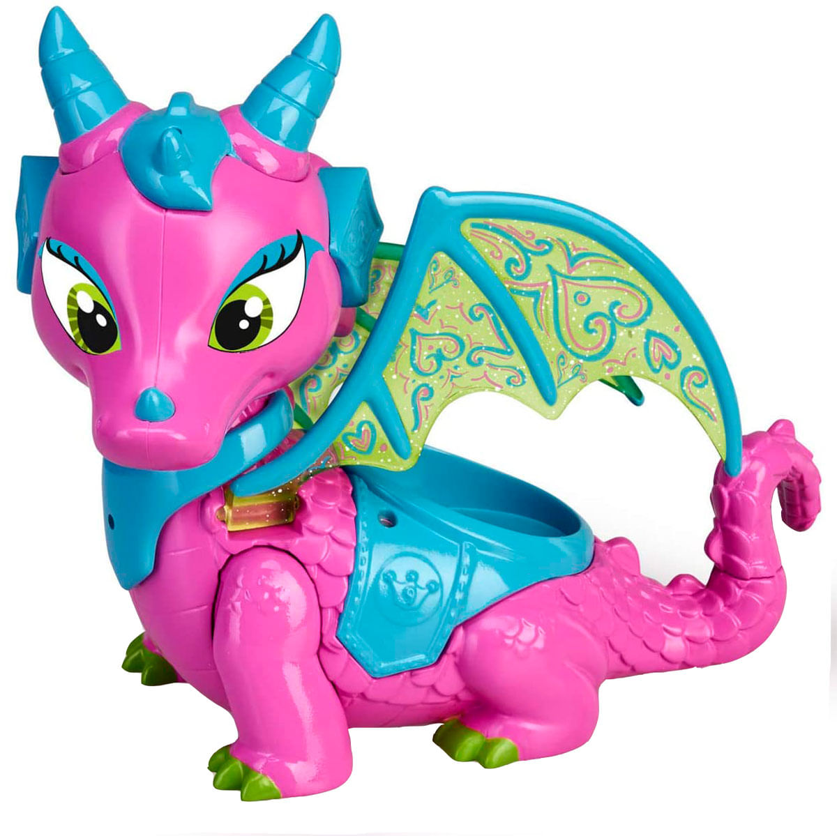 Un dragón de juguete rosa con detalles azules, ojos verdes y alas decorativas. Tiene cuernos, cola y patas verdes, sobre fondo blanco.