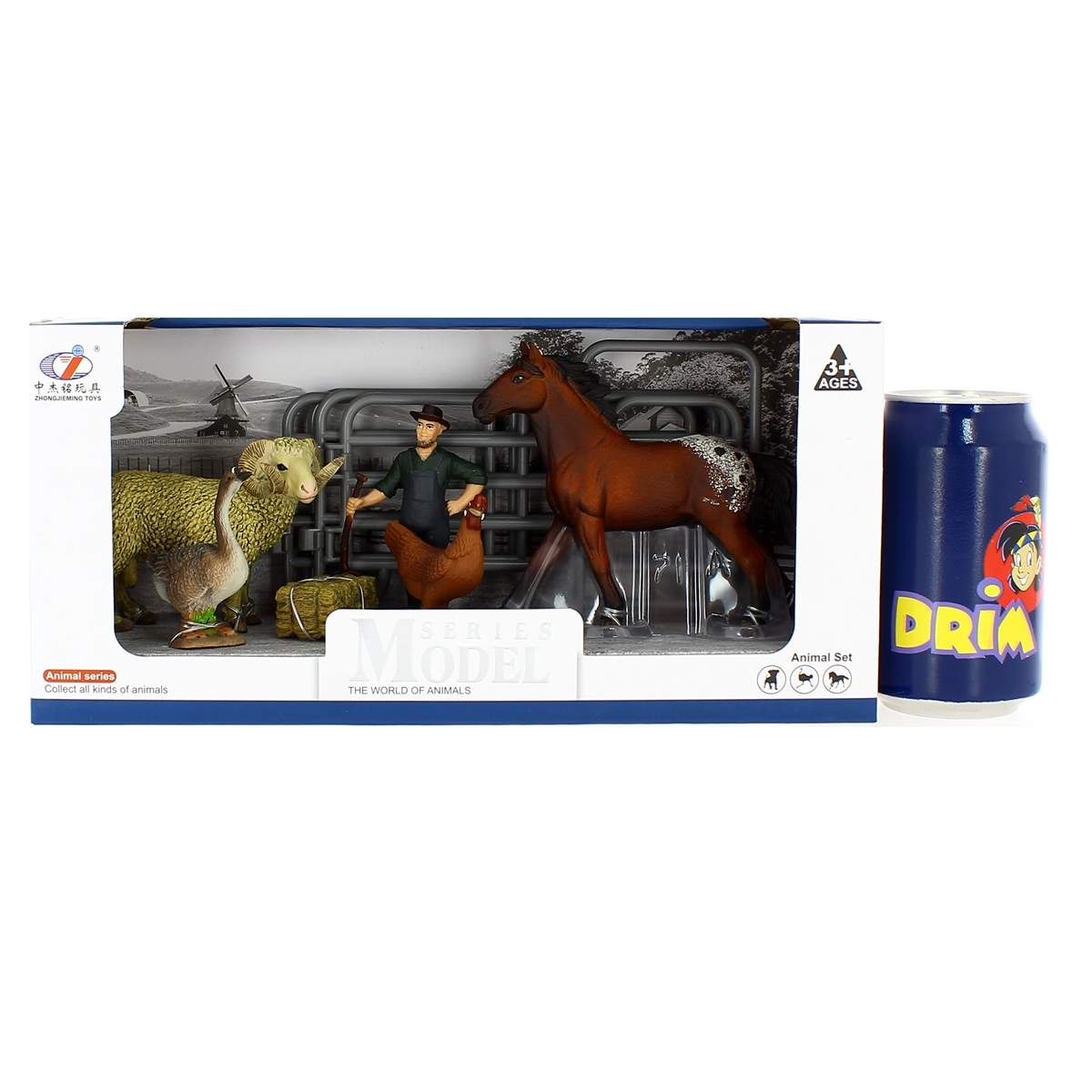 Un juego de juguetes con animales de granja, incluyendo un caballo, una oveja y una gallina. Una lata de soda 'DRIA' a la derecha.