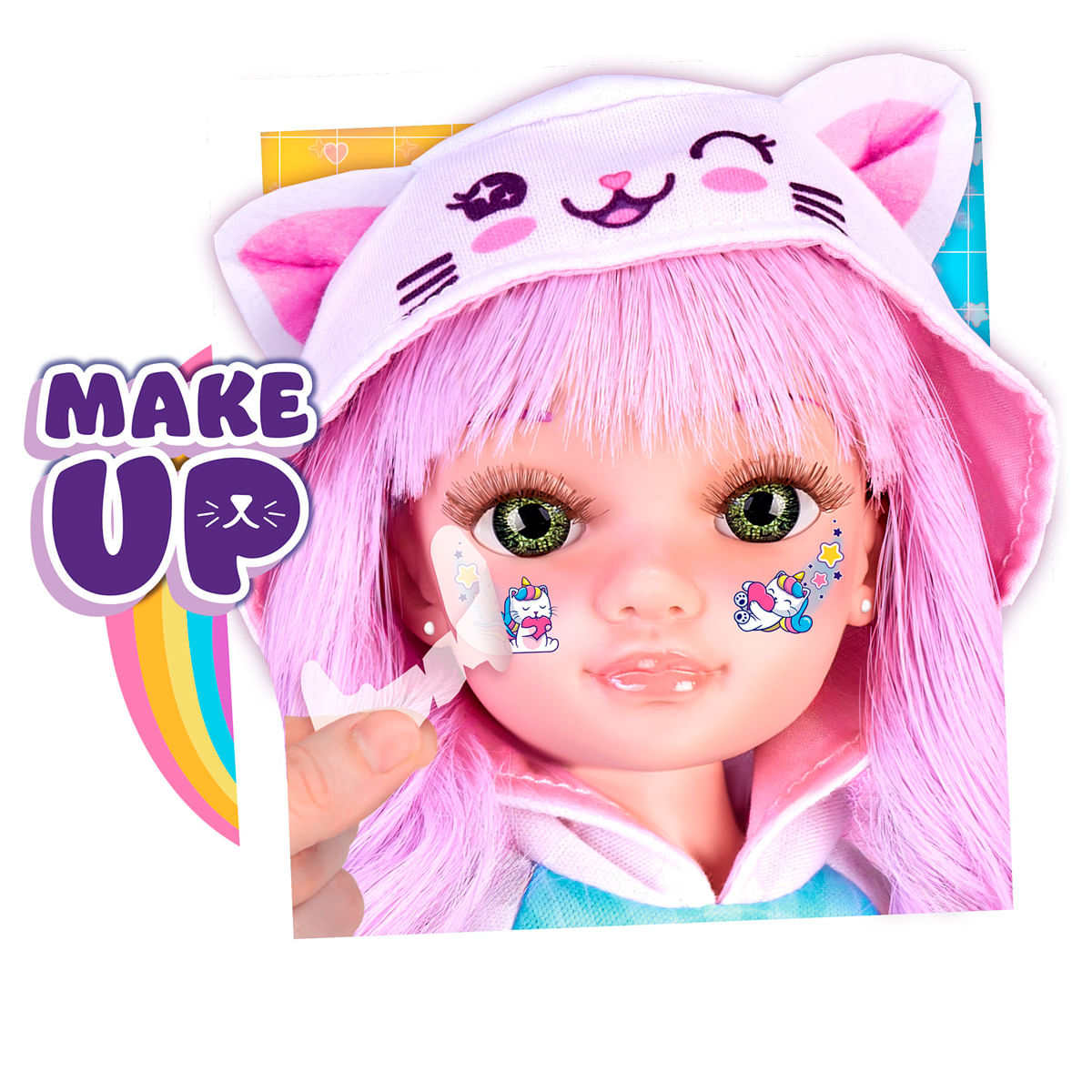 Una muñeca con pelo rosa lleva una capucha de gato. Pegatinas de unicornios y estrellas en la cara. Una mano despega una pegatina.
