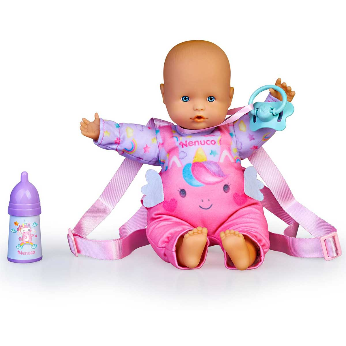 Una muñeca bebé con un mono rosa con diseño de unicornio, sosteniendo un chupete. Una botella está a la izquierda. Se ven correas rosas.