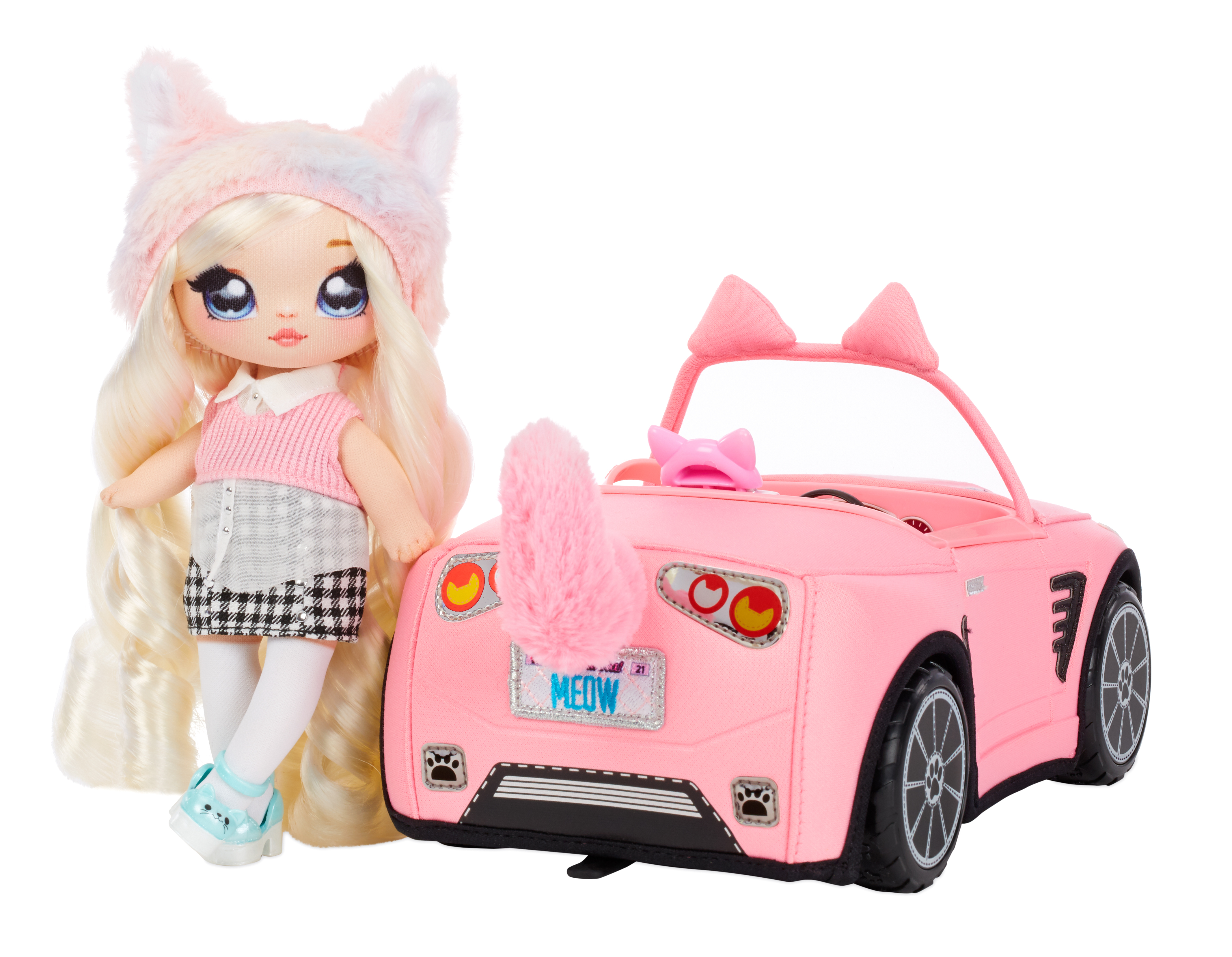 Muñeca con orejas de gato y un coche rosa. La muñeca tiene pelo rubio, falda y suéter rosa. El coche es rosa.