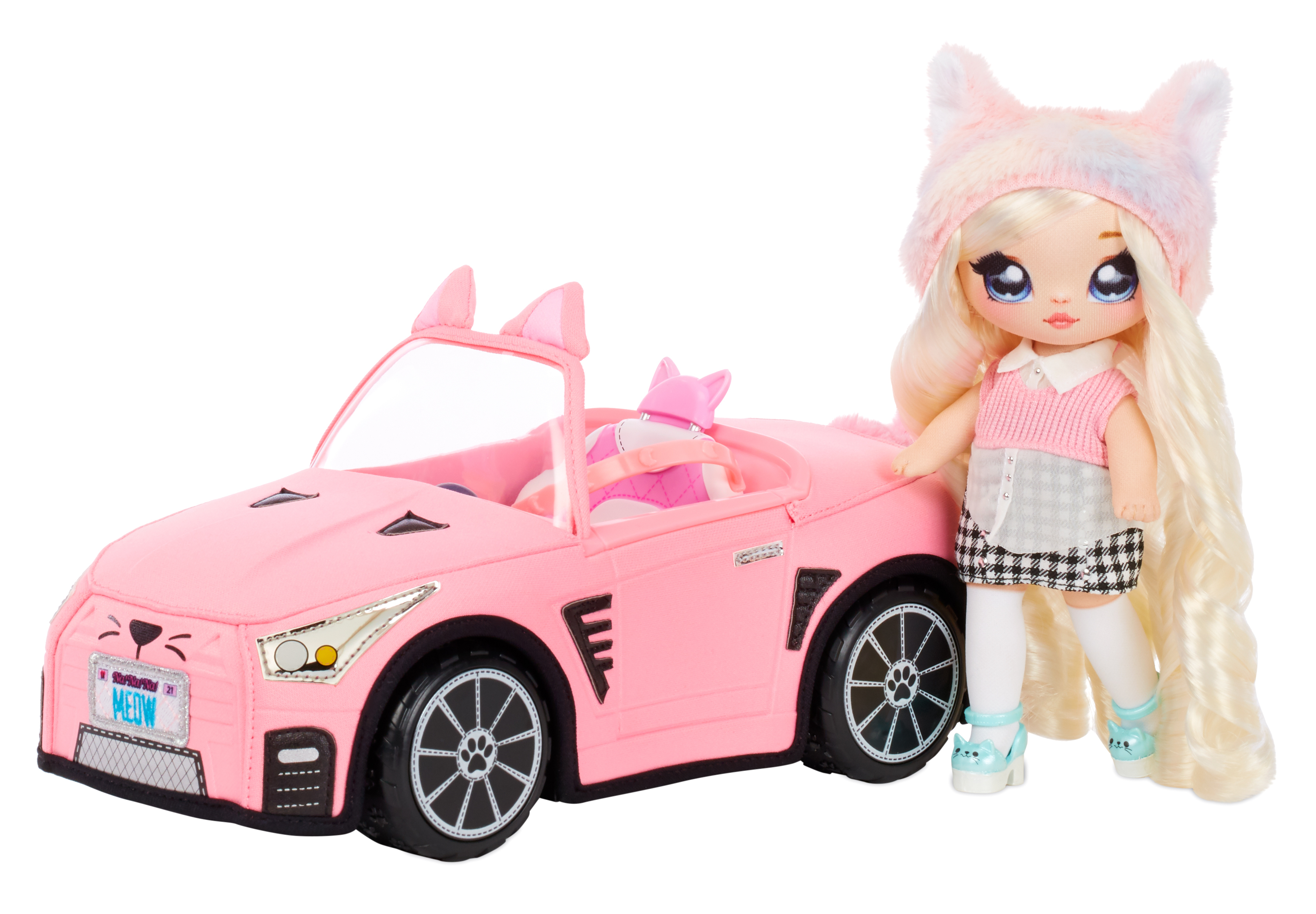 Un coche de juguete rosa con una muñeca con un gorro de orejas de gato y un top rosa, camisa blanca y falda está a su lado.
