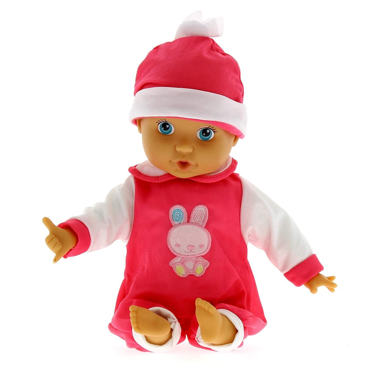 Una muñeca con gorro y atuendo rosa. Tiene ojos azules y un conejito en el frente. La muñeca está sentada, con los brazos extendidos.