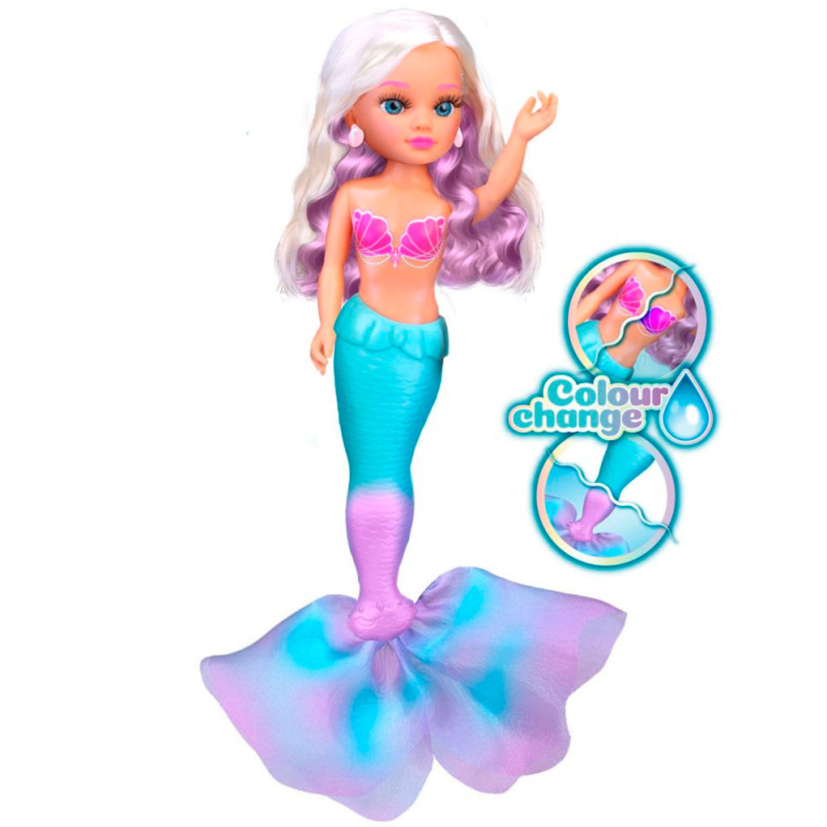 Una muñeca sirena con cabello blanco y morado, top de conchas rosas y cola turquesa. Está de pie sobre una aleta grande y colorida.
