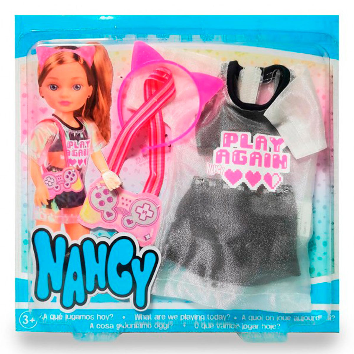Una muñeca con diadema de orejas de gato rosa, sosteniendo un bolso rosa con diseño de mando de juego. Un vestido gris con 'PLAY AGAIN'.
