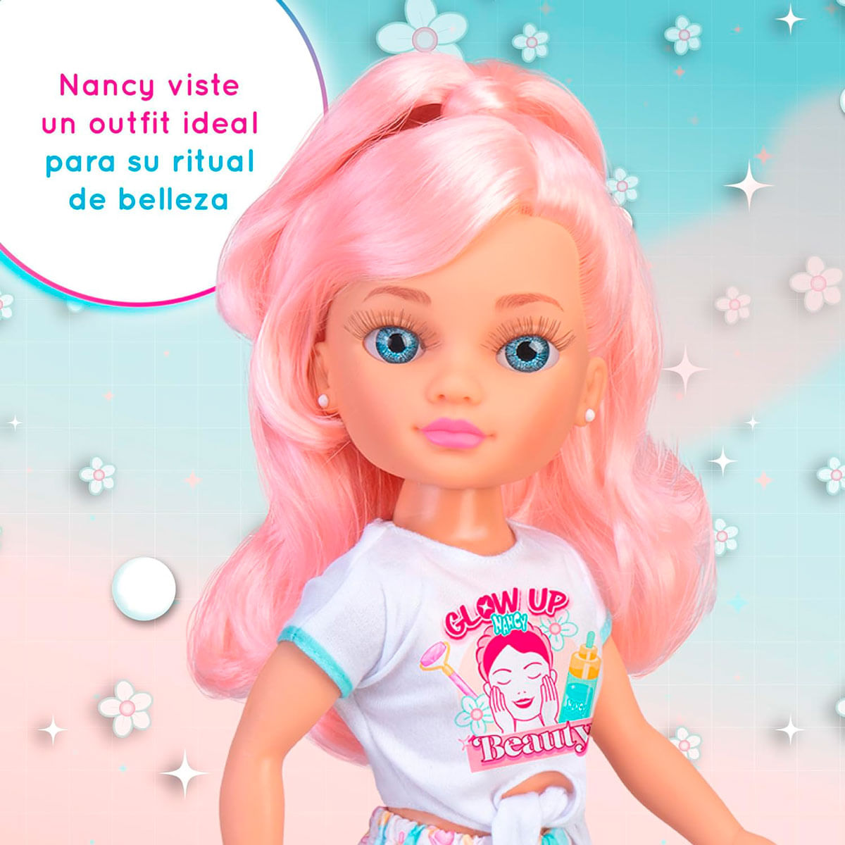 Una muñeca con cabello rosado y ojos azules lleva una camiseta blanca con un gráfico de belleza. El fondo tiene flores y estrellas.