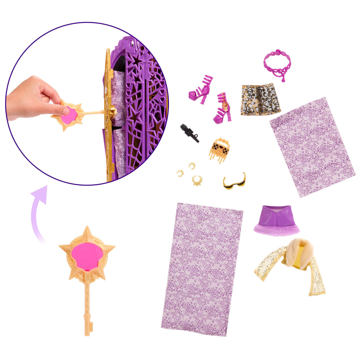 Una mano inserta una llave en una casa de muñecas morada. Los accesorios incluyen zapatos, falda, papeles, un micrófono y una capa.