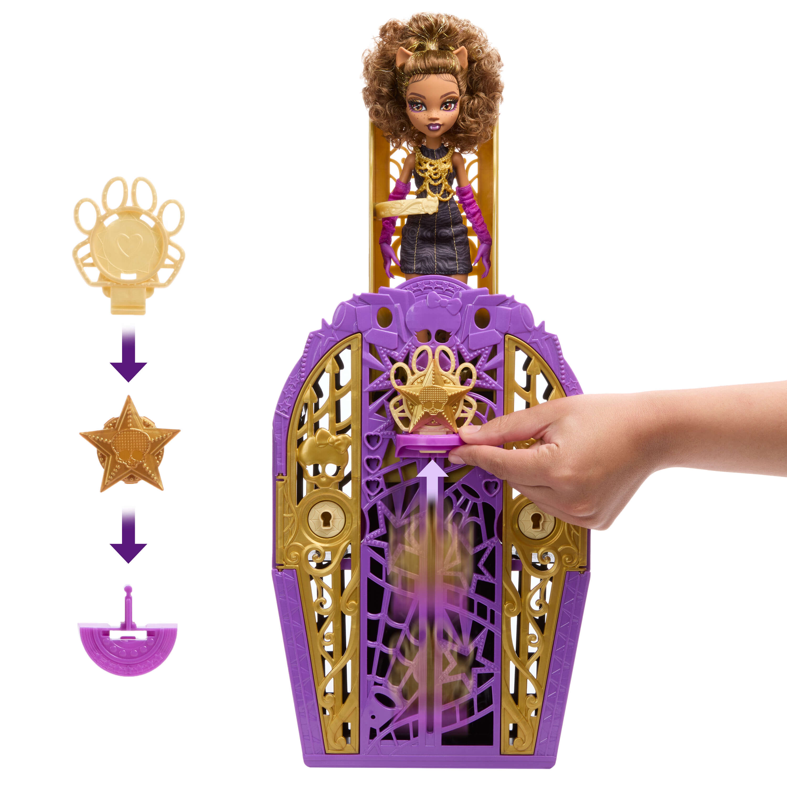 Una muñeca está en una jaula morada y dorada. Una mano abre la jaula. Hay tres accesorios dorados.