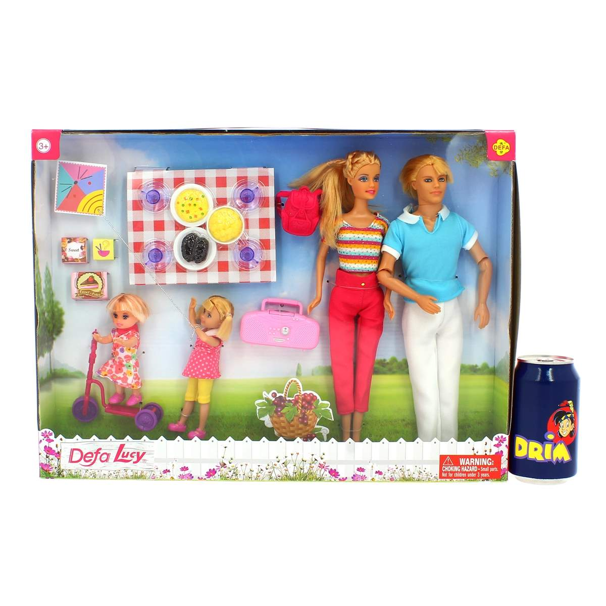 Un juego de juguetes con muñecas. Dos adultos y dos niños en una escena de picnic. Una lata de Drim a la derecha.
