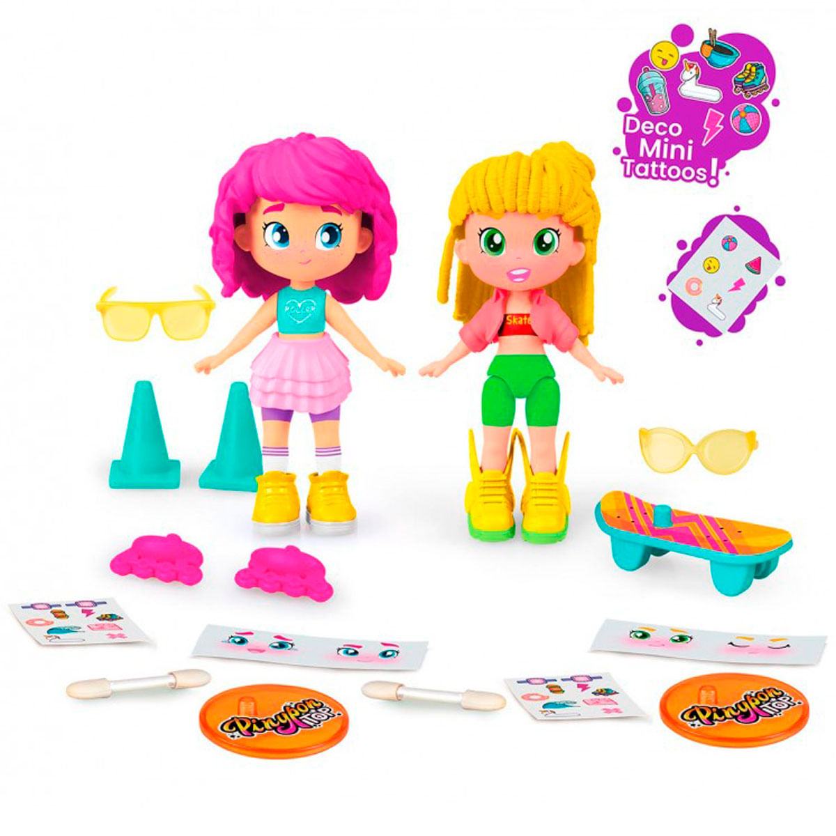 Dos muñecas con accesorios. Cabello rosa y amarillo, gafas de sol, conos, monopatines, pegatinas y cosas redondas naranjas.