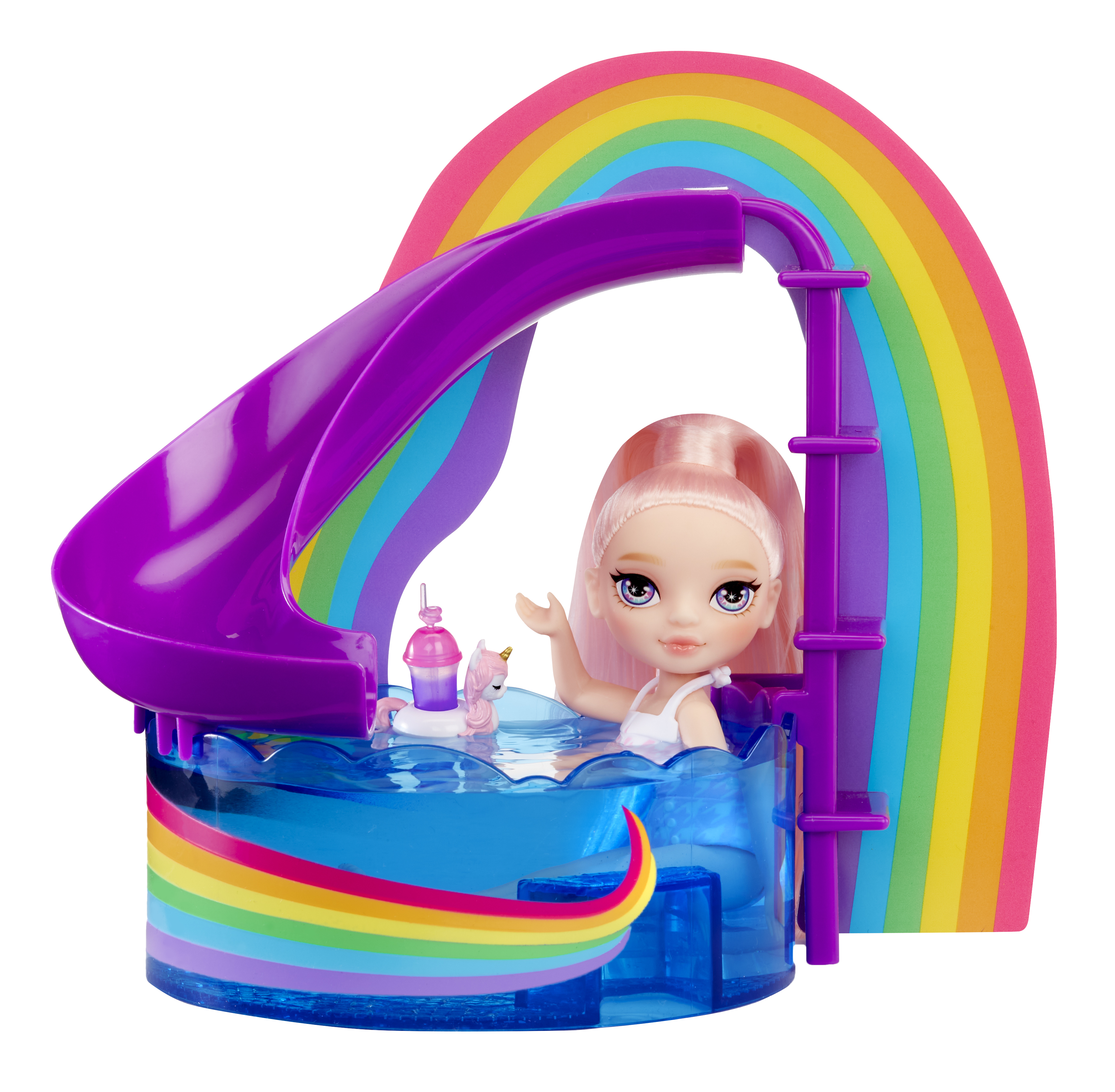 Una muñeca en una piscina con tobogán y arcoíris. Un flotador de unicornio y una bebida están en la piscina.