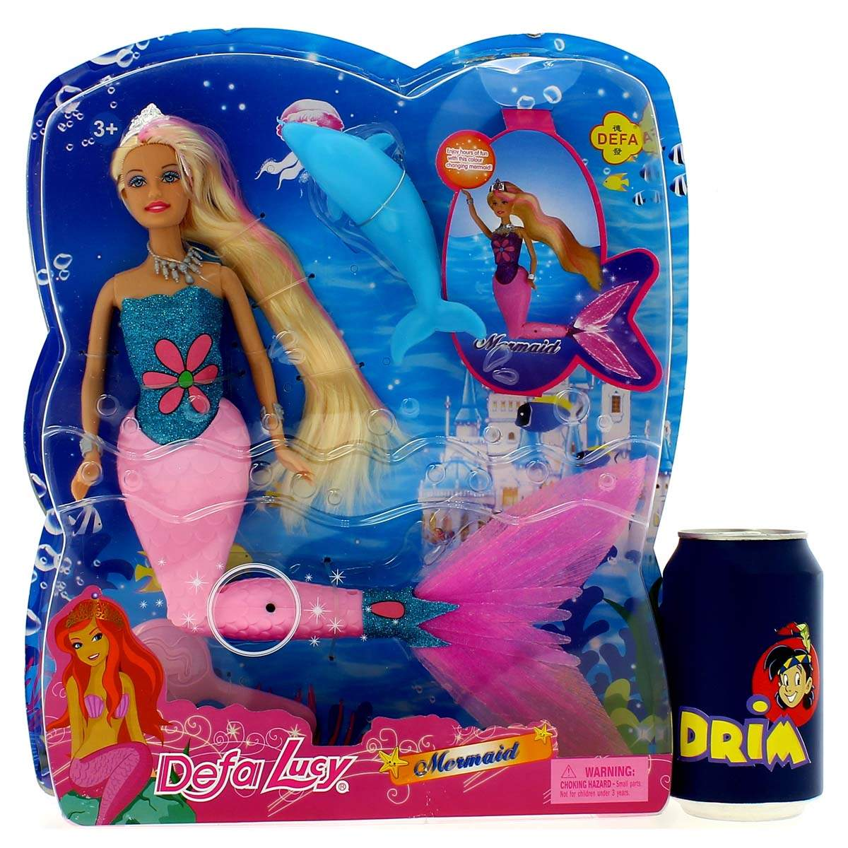 Una muñeca sirena en un paquete con un delfín azul y una lata de refresco. La muñeca tiene colores rosa y azul.