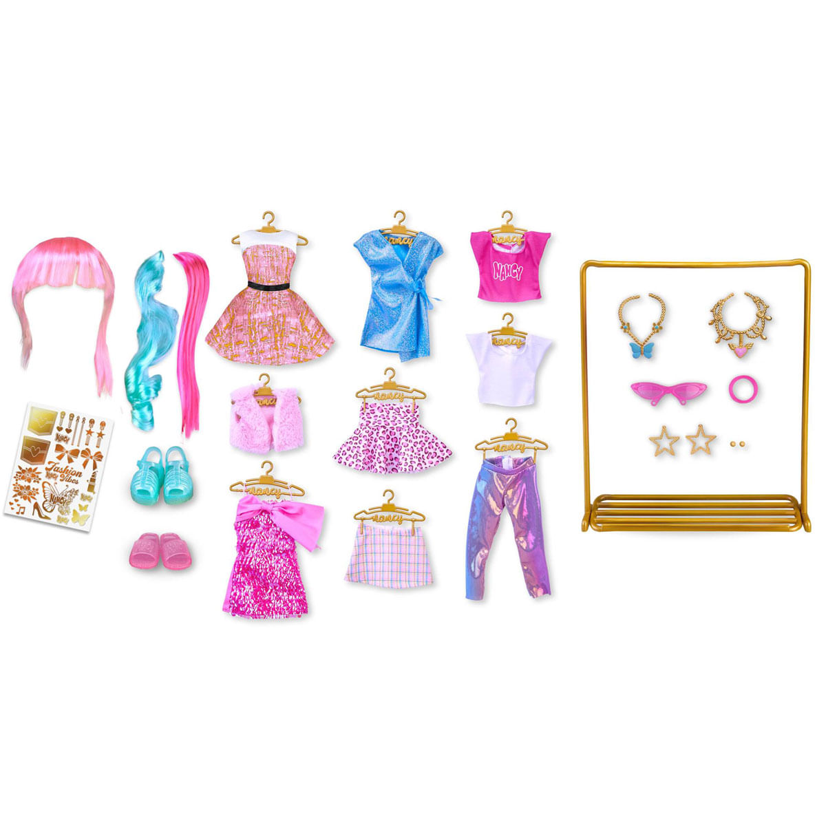 Una colección de ropa y accesorios para muñecas, que incluye pelucas, vestidos, tops, zapatos y joyas, colocados en un estante.