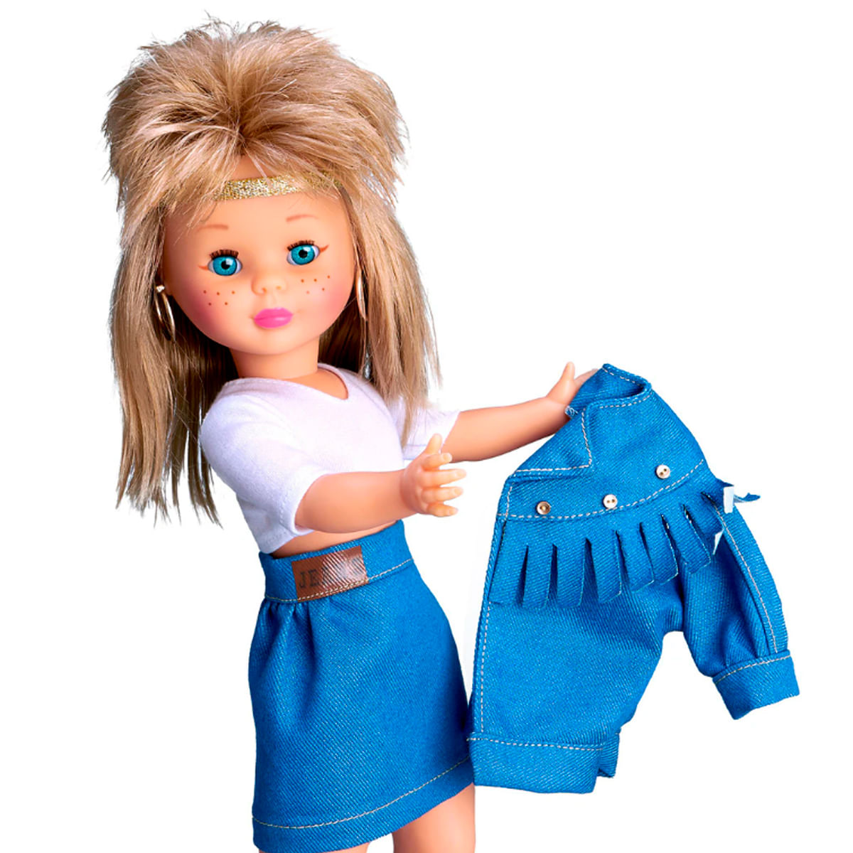 Una muñeca con cabello rubio, ojos azules, que lleva una camiseta blanca, una falda azul y sostiene una chaqueta vaquera azul.