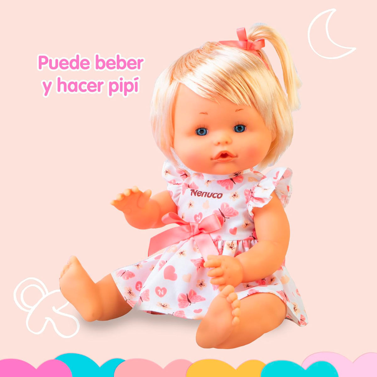Una muñeca con cabello rubio, ojos azules y un vestido rosa con mariposas. La muñeca está sentada. El texto dice "Puede beber y hacer pipí."