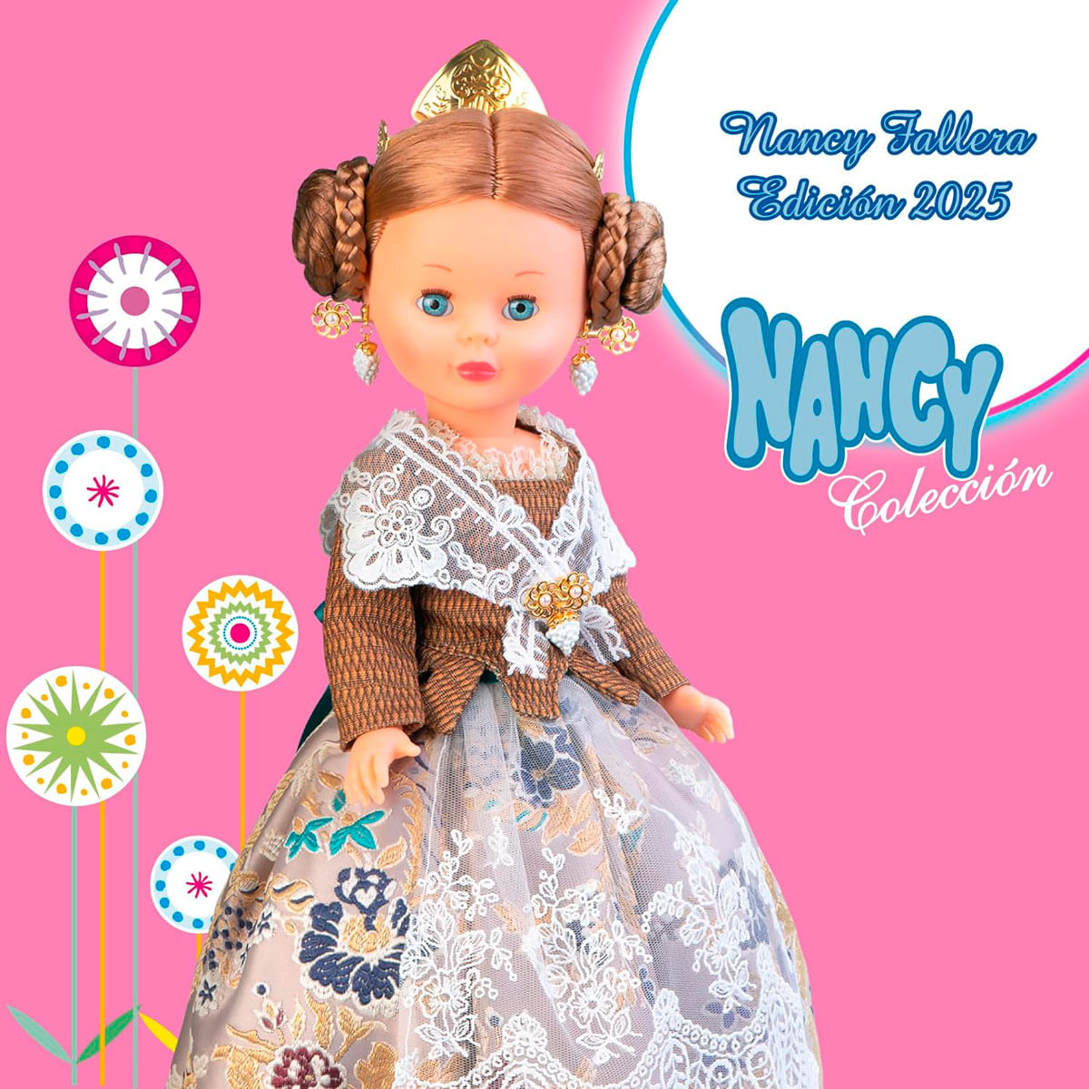 Una muñeca Nancy con atuendo tradicional, con chaqueta marrón, chal de encaje blanco y falda floral, sobre un fondo rosa con texto.