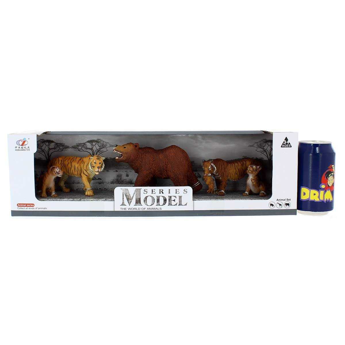 Un juego de juguetes de animales incluye un oso, tigres y sus cachorros. Una lata azul de DRIA está al lado, y los animales están en una caja.