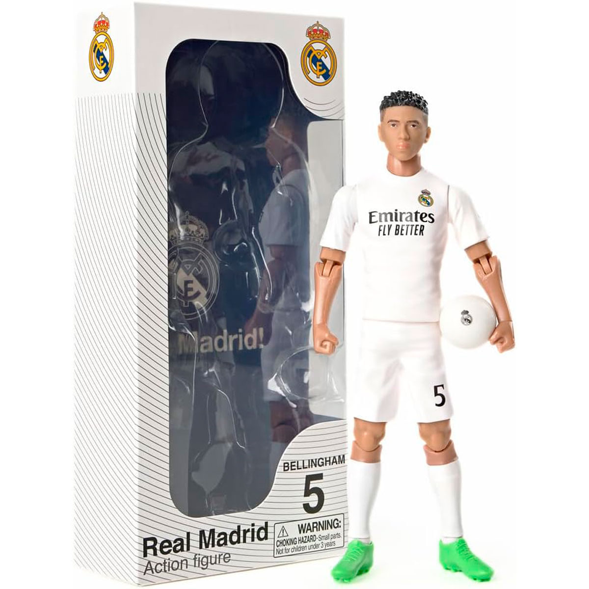 Una figura de acción del Real Madrid de un jugador de fútbol que sostiene una pelota, vistiendo un uniforme blanco con zapatos verdes. Está en una caja.