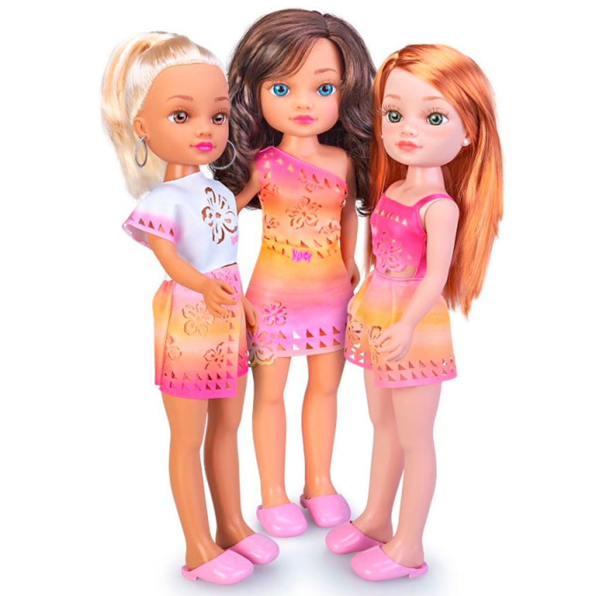 Tres muñecas juntas. Llevan conjuntos a juego, zapatillas rosas y diferentes colores de pelo: rubio, castaño y rojo.