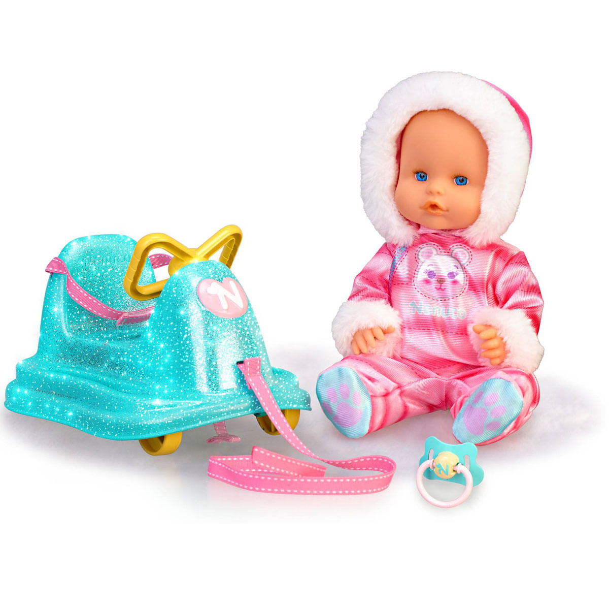 Una muñeca bebé con ropa de invierno rosa está junto a un coche de juguete turquesa con cinta rosa y un chupete.