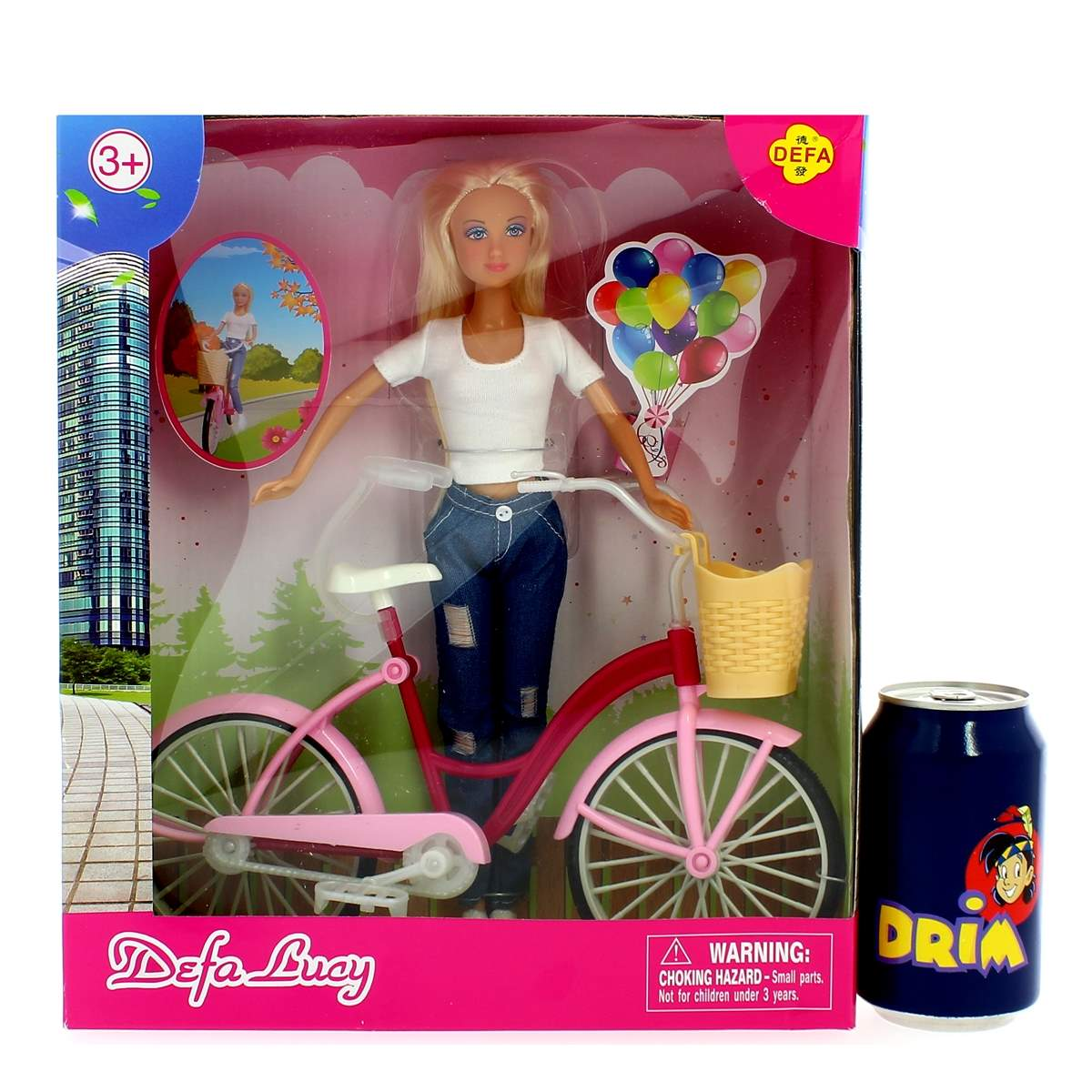 Una muñeca en bicicleta rosa con canasta, sosteniendo globos. Al fondo, una lata y una imagen de una mujer en bicicleta.