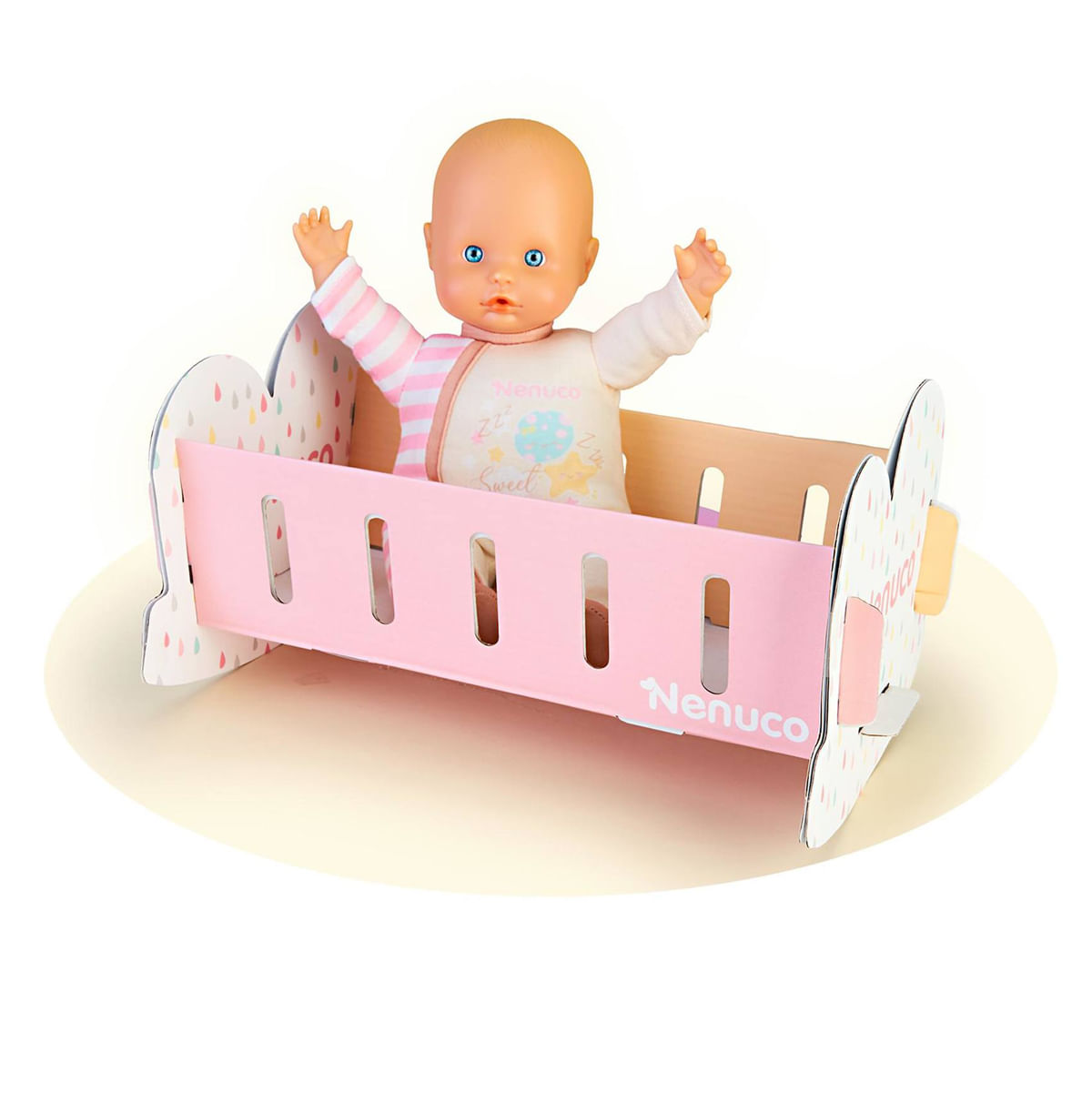 Una muñeca con ojos azules está en una cama rosa. La cama tiene cortes y está decorada con gotas de lluvia de colores. La muñeca lleva una camisa a rayas.