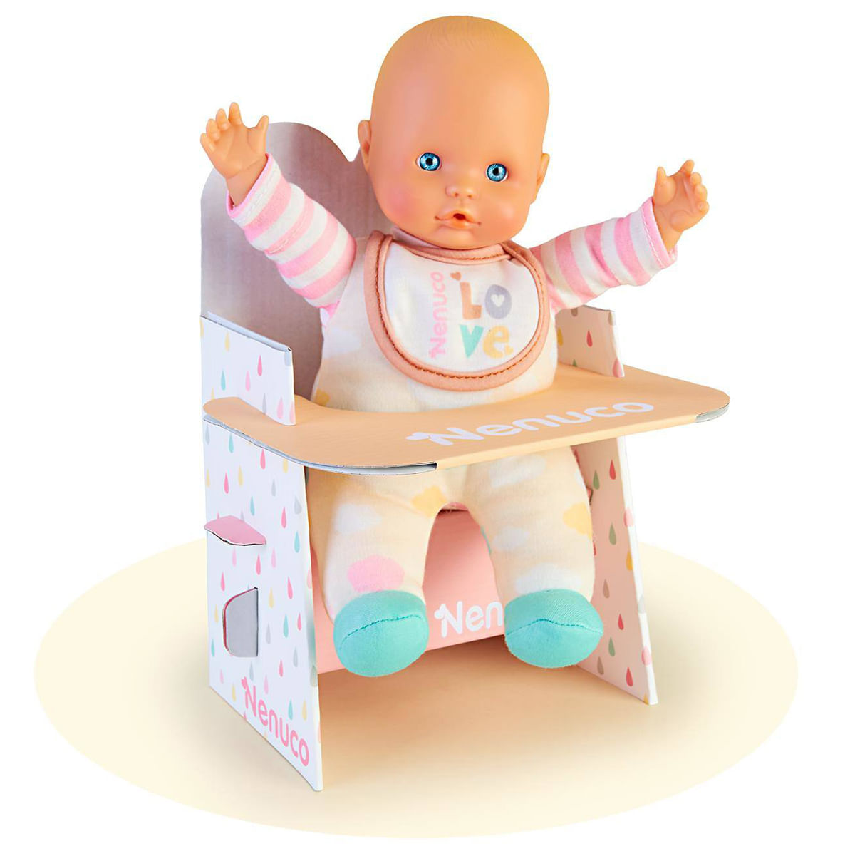 Un muñeco con ojos azules sentado en una trona de cartón. El muñeco lleva un babero con 'Love' y tiene los brazos levantados.