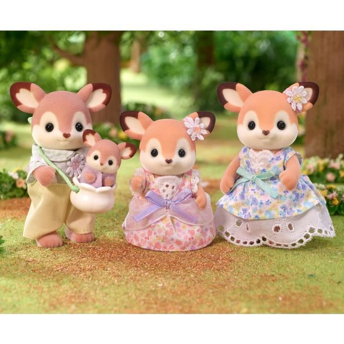 Vier Reh-Figuren in einer grasbewachsenen Umgebung. Die Familie besteht aus einem Vater, einer Mutter und zwei Kindern. Sie tragen bunte Kleider.
