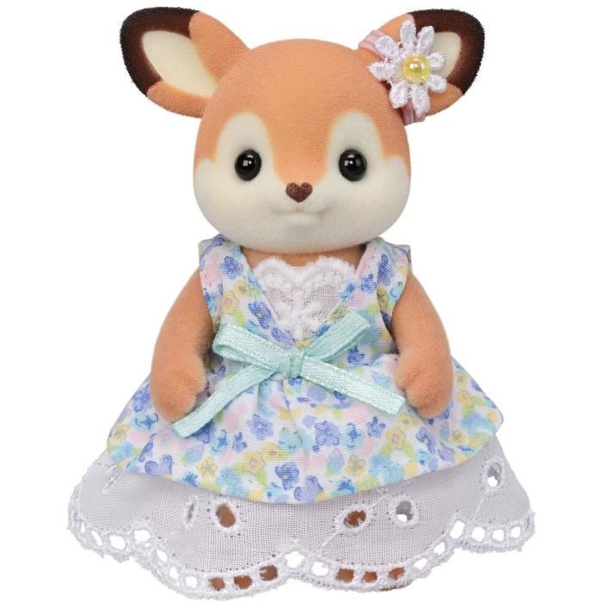 Eine Rehkitzpuppe mit braunen Ohren, die ein Blumenkleid mit hellblauer Schleife und ein weißes Blumenhaaraccessoire trägt.