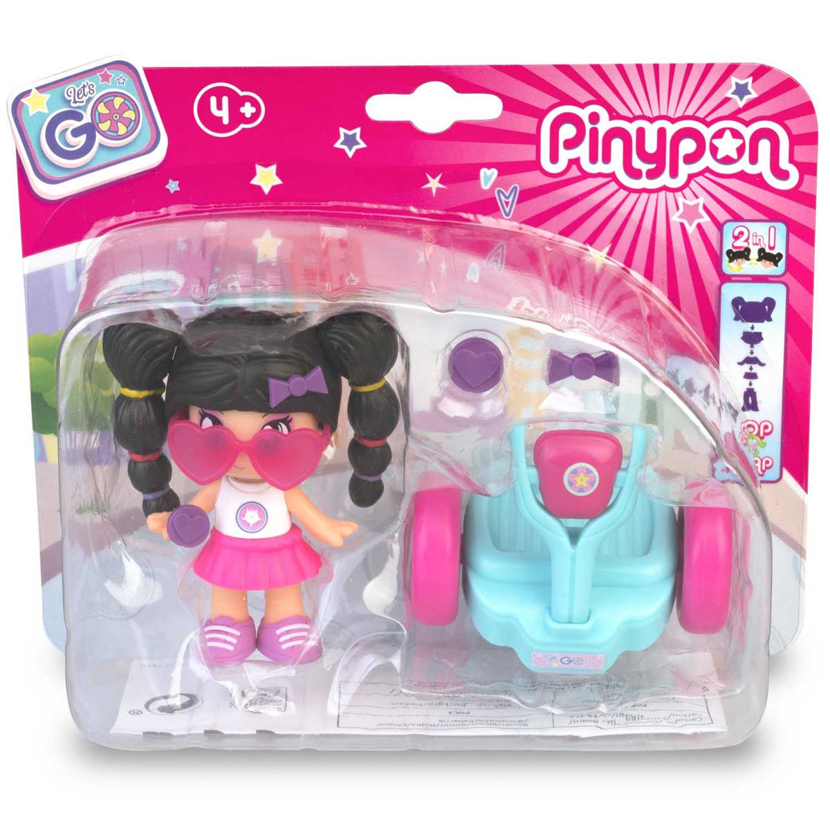 Una muñeca Pinypon con gafas de corazón y un juguete de scooter dentro de un paquete de plástico, dominan los colores rosa y azul.