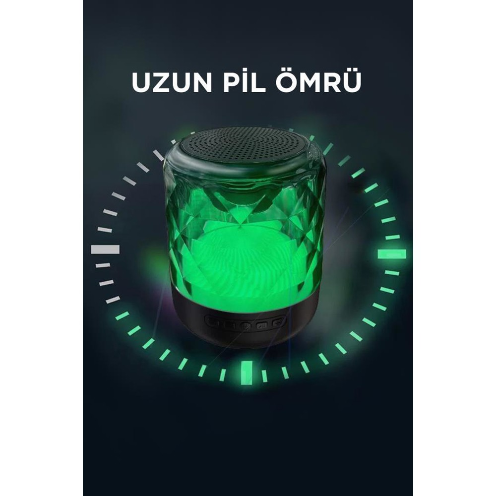 Elmas kesim cam dış cepheli, parlayan yeşil bir hoparlör. Saat benzeri bir tasarımla çevrilidir. Üstte 'UZUN PIL ÖMRU' yazısı.
