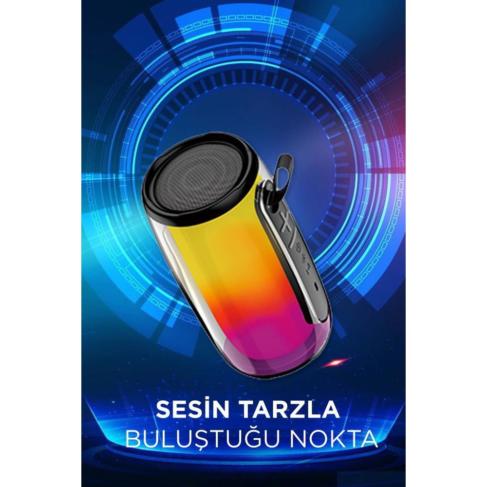 Sarı, turuncu ve mor renk geçişli silindirik bir hoparlör. Siyah detayları ve bir tutacağı var. Arka plan, metin içeren mavi renkte.