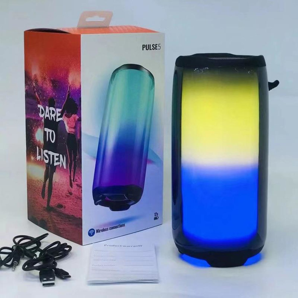 Bir JBL Pulse 5 hoparlör kutusu ve hoparlör gösteriliyor. Hoparlör mavi, sarı ve yeşil ışıklarla parlıyor. Kablolar ve bir garanti de mevcut.